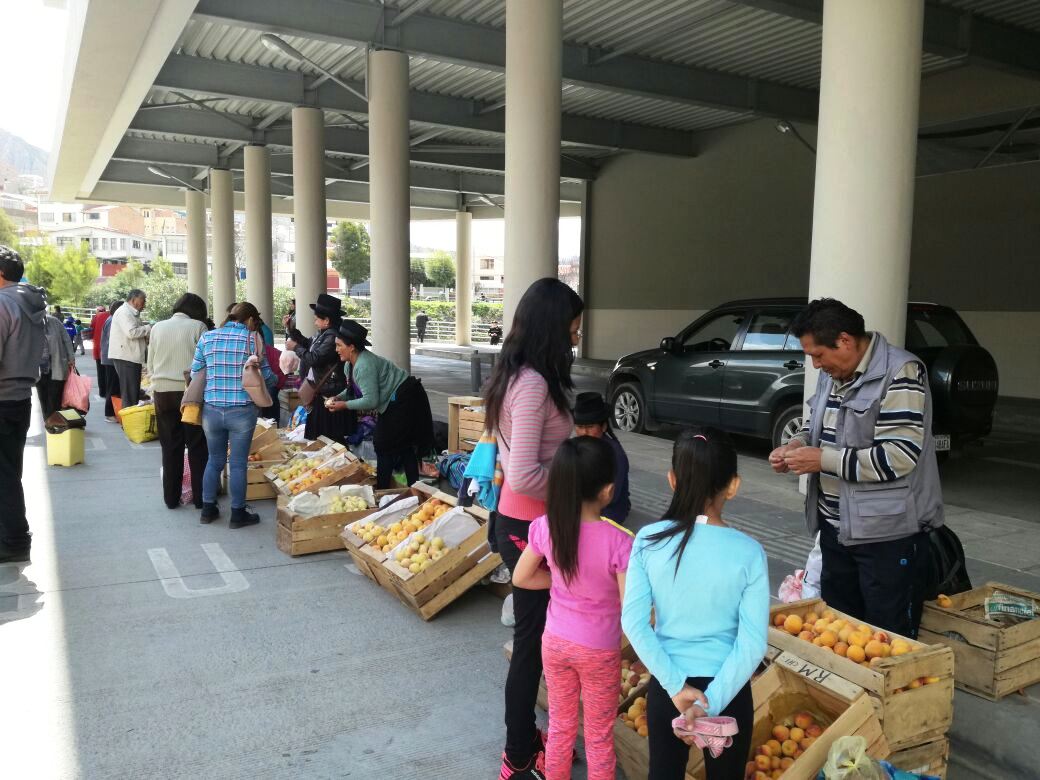 26 productores de durazno participan de segunda feria en La Paz