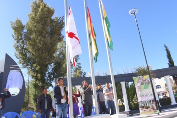 Alcalde de San Lucas estrega remodelada Plaza Trigo Arce