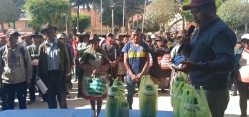 Alcaldía de Villa Charcas entrega fertilizantes y foliares por la granizada