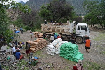 Alcaldía entrega ayuda humanitaria a damnificados de Caraparí