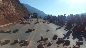 Camargueños bloquean carretera en defensa de la serranía del Incahuasi