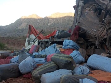 Camión se sale de la carretera y choca contra rocas cerca de Villa Abecia