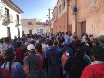 Campesinos desisten de la renuncia del alcalde de Camargo