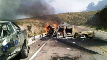 Colisionan dos camionetas en carretera y una se incendia en el acto