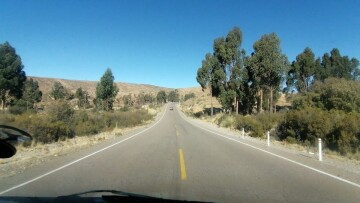 Conductor de camioneta chocó con un coche y se dio a la fuga