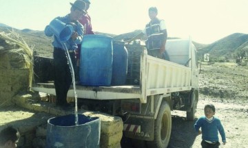En San Lucas transportan agua en turriles para consumo humano