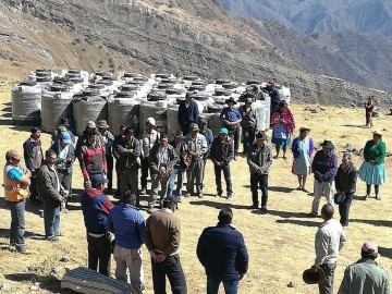 Entregan tanques de agua a familias damnificadas por la sequía