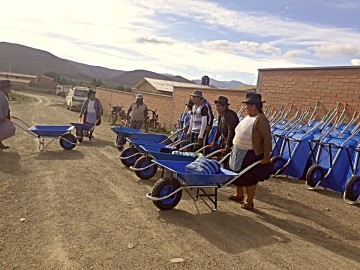 Fautapo incentiva a productores lecheros de Incahuasi con carretillas