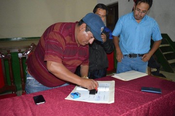 Gestiona firma de convenio para estudio de carretera en Villa Charcas