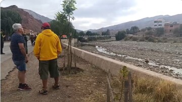 Hombre muere al caer de un muro de cuatro metros en el Río Chico