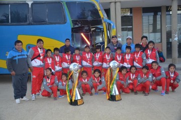 La Municipalidad reconoce a niñas y niños voleibolistas de Caisa K hoy