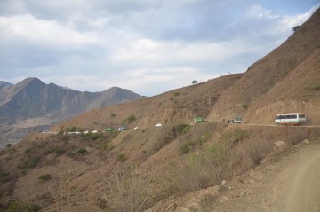 Mueren tres personas al volcar vagoneta en el camino a Santa Elena