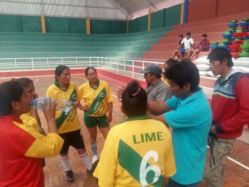 Mujeres juegan fútbol de salón y hombres hacen de técnicos y cuidan las wawas