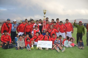 Municipal y Santa Elena alzan el título de campeones de fútbol