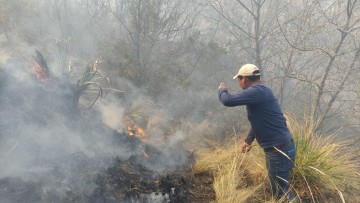 Personal de la Alcaldia de San Lucas y comunarios luchan contra el incendio, pero no es suficiente