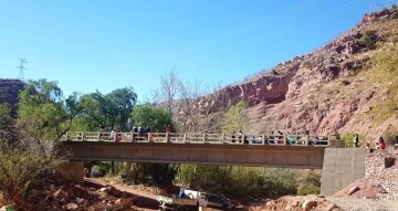 Puente garantiza transporte de productos entre Camblaya y Villa Abecia