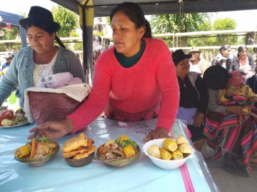 Reluce la gastronomía típica incahuaseña en feria de las bartolinas