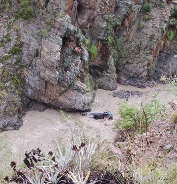 Río arrastra un vehículo y mata a una joven; otra está desaparecida