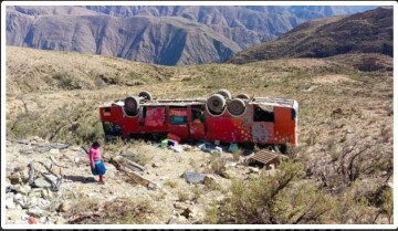 Se embarranca un bus y deja seis personas muertas en Impora