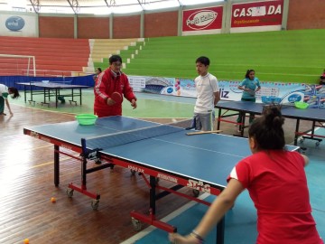 Tenimesistas perfeccionan técnica en campamento de entrenamiento 