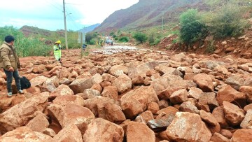 Torrencial lluvia sorprende con inusitado arrastre de piedras
