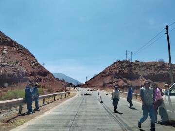 Transportistas bloquean la carretera Camargo-Tarija en Santa Lucía