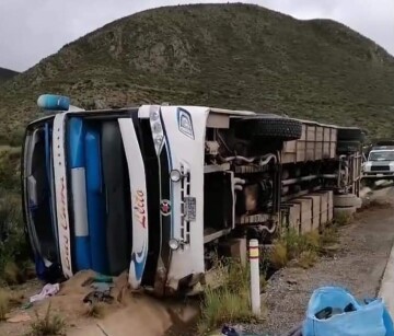 Tres fallecidas y siete heridos al volcar un bus en Carusla