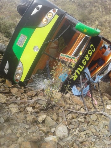 Tres personas fallecieron en accidente de bus en Quebrada Onda