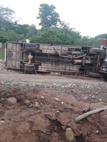 Un bus vuelca en Cañón Verde por las malas condiciones del camino