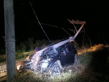 Vagoneta se estrella contra un poste y el conductor se da a la fuga