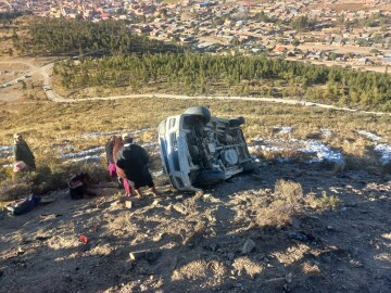 Vagoneta tipo Noah se embarranca en el cerro Caserón de Culpina