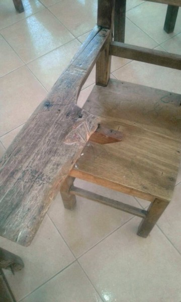 Vecinos de El Palmar se quejan por el mal estado del mobiliario escolar