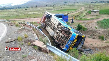 Vuelca un bus y deja cinco personas heridas en viaje Villa Charcas - Sucre