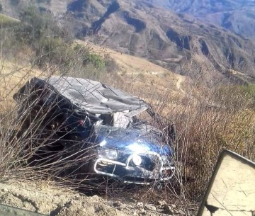 Vuelco de trufi en el camino a Santa Elena deja una mujer fallecida