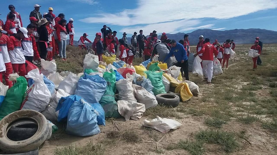 Alumnos y maestros del Colegio JAZ limpian la Laguna de Culpina