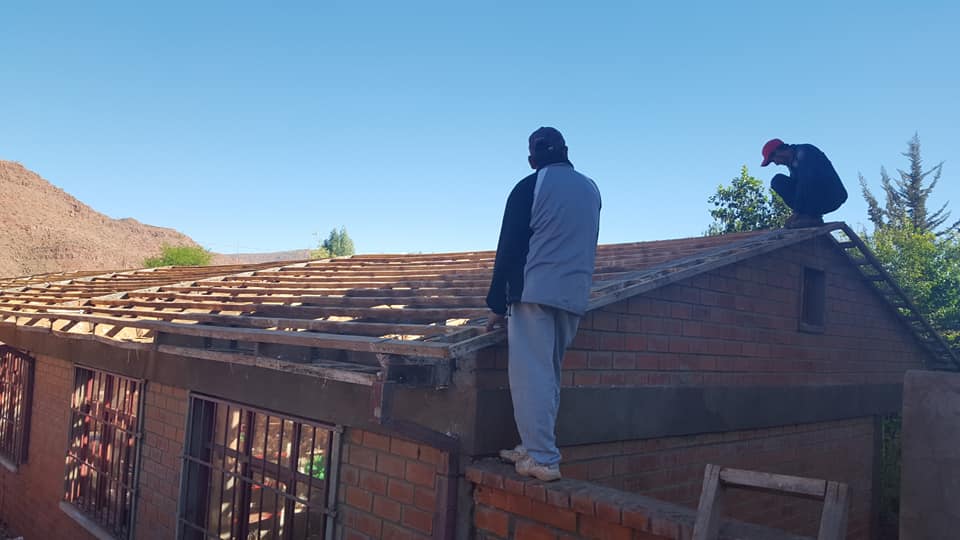 Arrancó el techado con calamina de la Escuela Jaime Mendoza