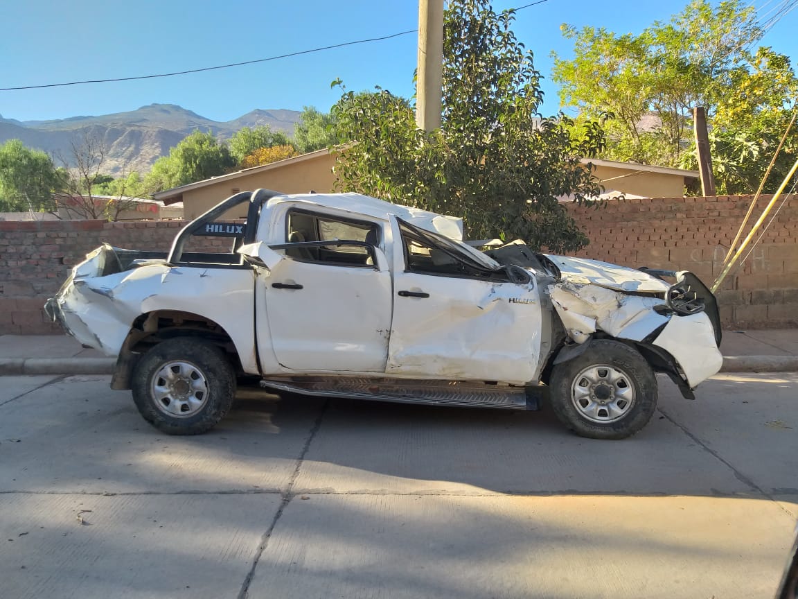 Camioneta se accidenta en la bajada de San Pedro; el chofer fugó