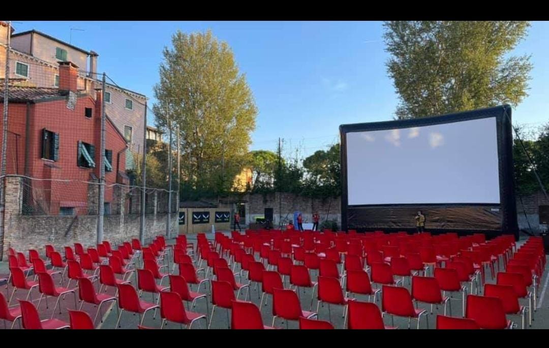 Cine en pantalla gigante llega de la mano de emprendedor villacharqueño