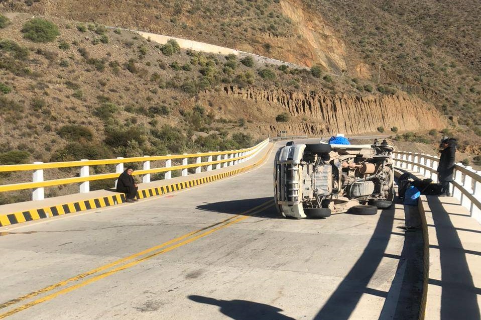 Colisionan dos vehículos en pleno puente de Quebrada Honda