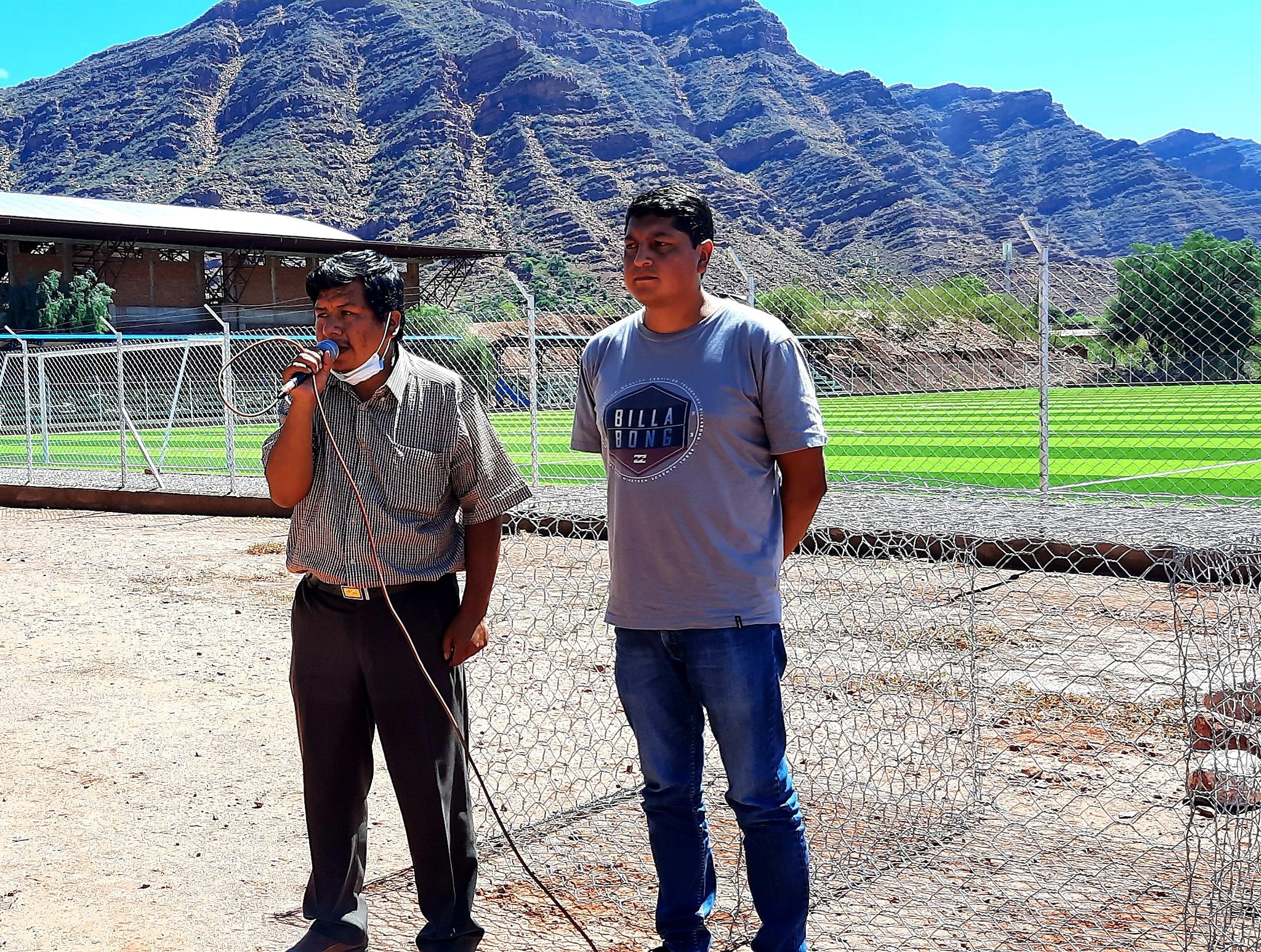 Construyen muros para proteger la cancha de pasto sintético de Villa Abecia