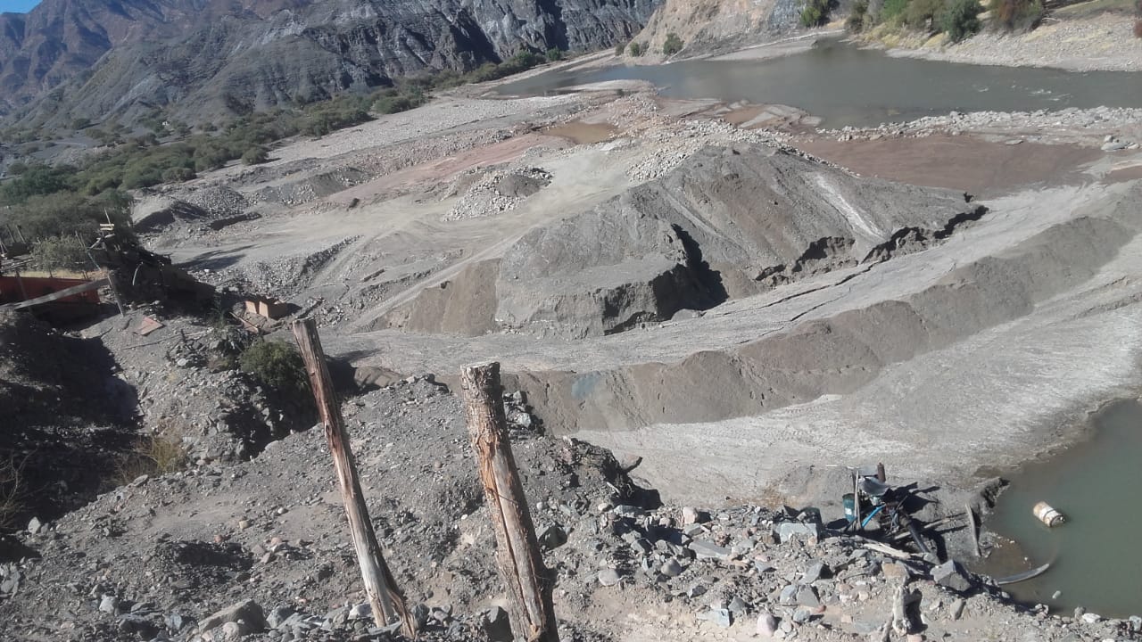 Denuncian presunta explotación ilegal de oro en el río Camblaya, Villa Abecia