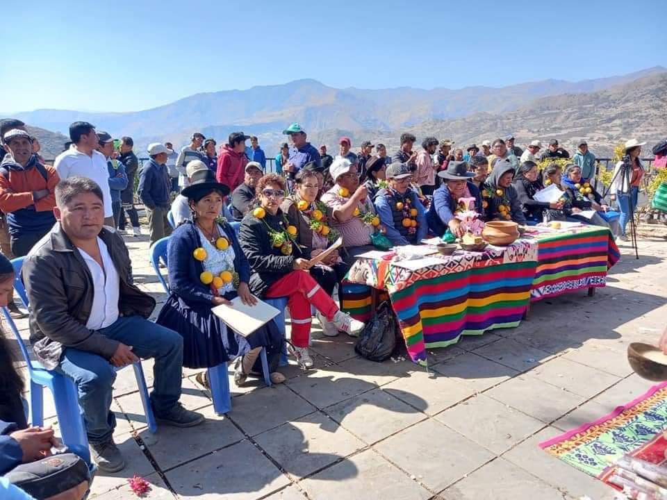 Desatinado acto de asambleístas en Santa Elena genera protesta de feligreses