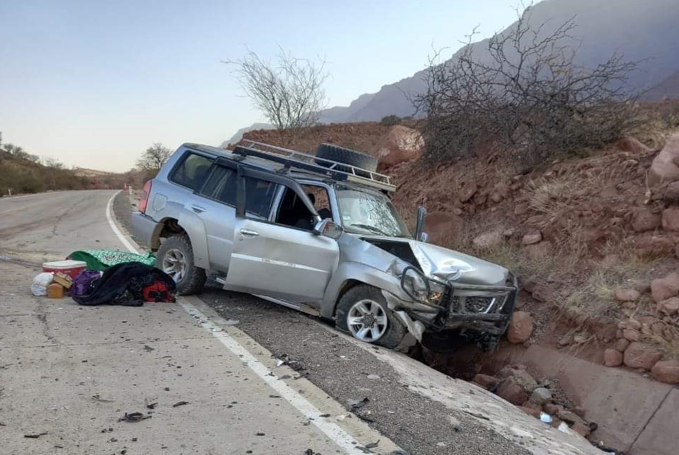 Dos jóvenes mueren al chocar un coche y una vagoneta en Saladillo