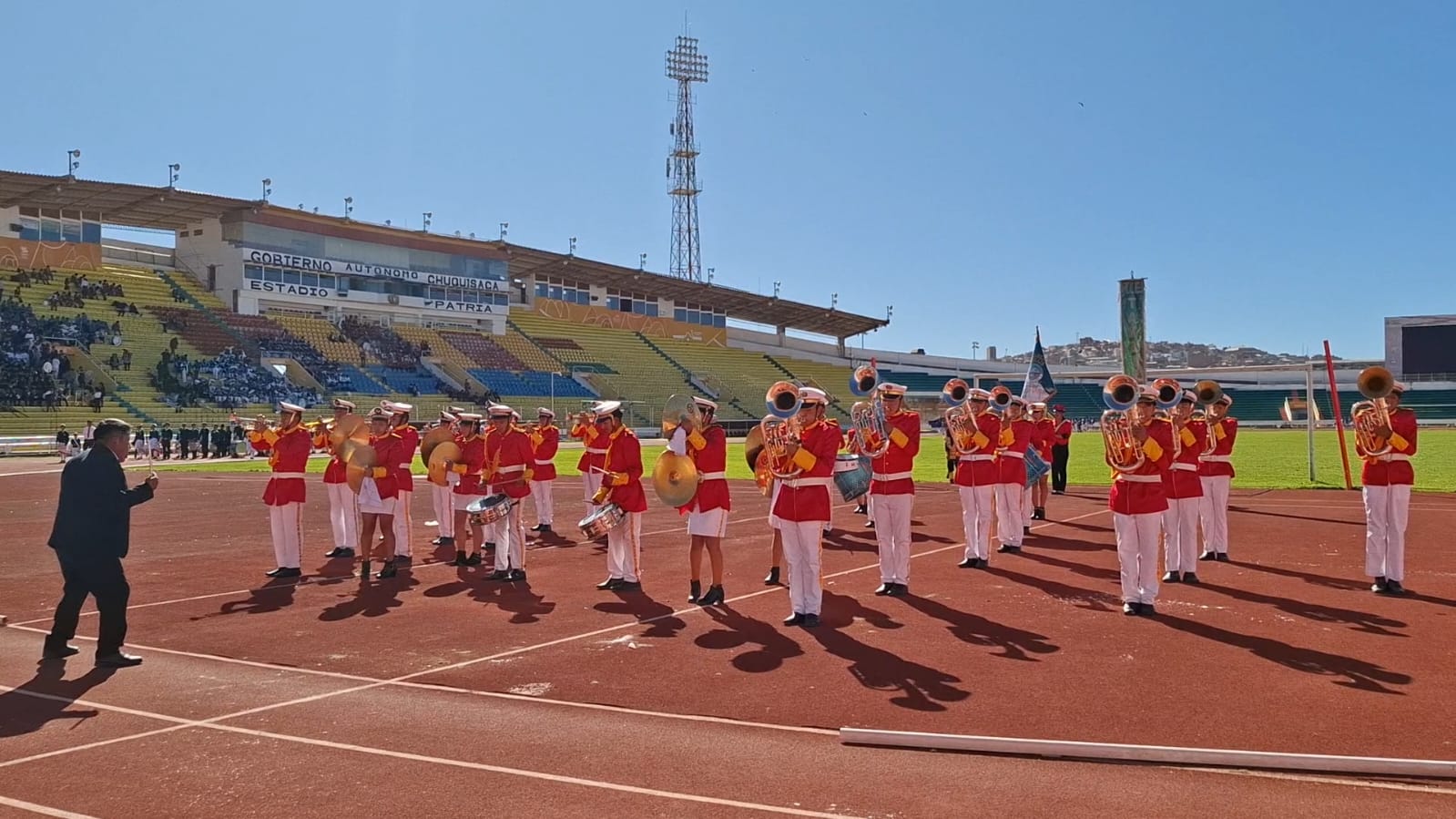 En Tambillos, ocho de cada diez alumnos componen la banda de música En Tambillos, ocho de cada diez alumnos componen la banda de música