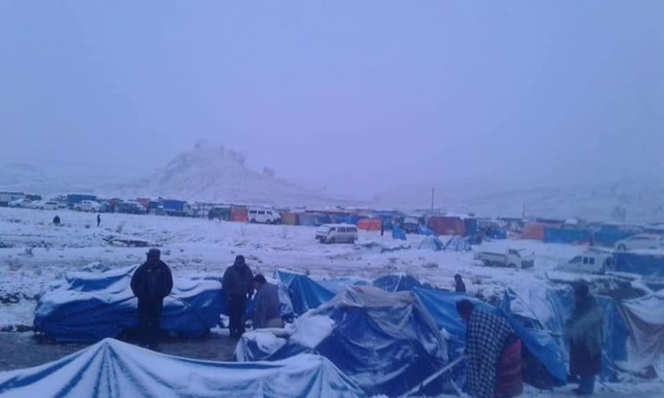 Feriantes de Malliri se cobijan en el coliseo cerrado por la nieve