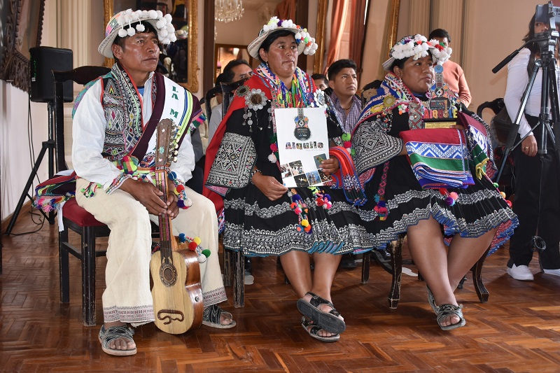 Ganadores del Festival del Charango en Aiquile son reconocidos por la Gobernación