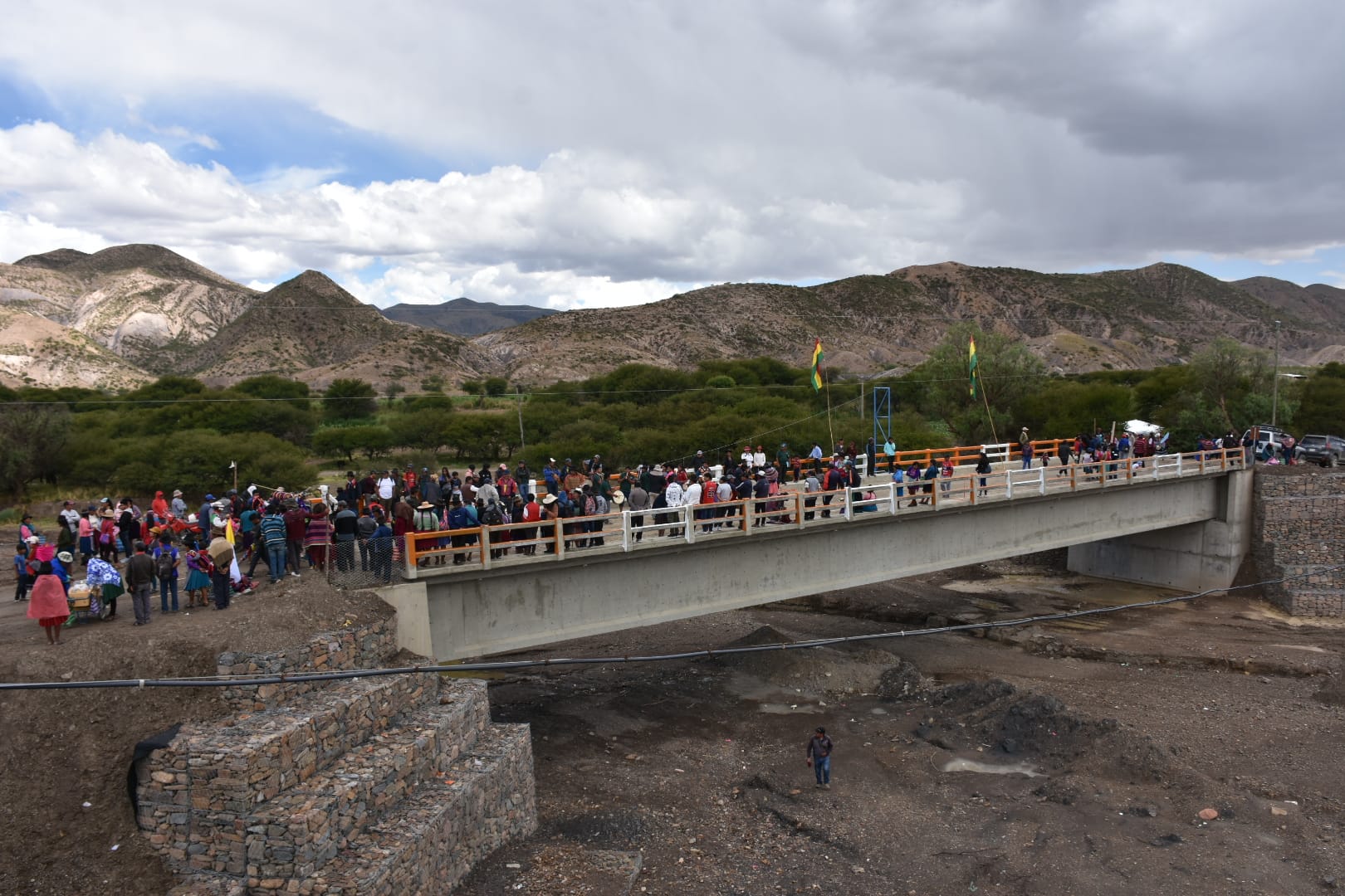 Gobernador entrega puente de Querkewisi y compromete Jakawito