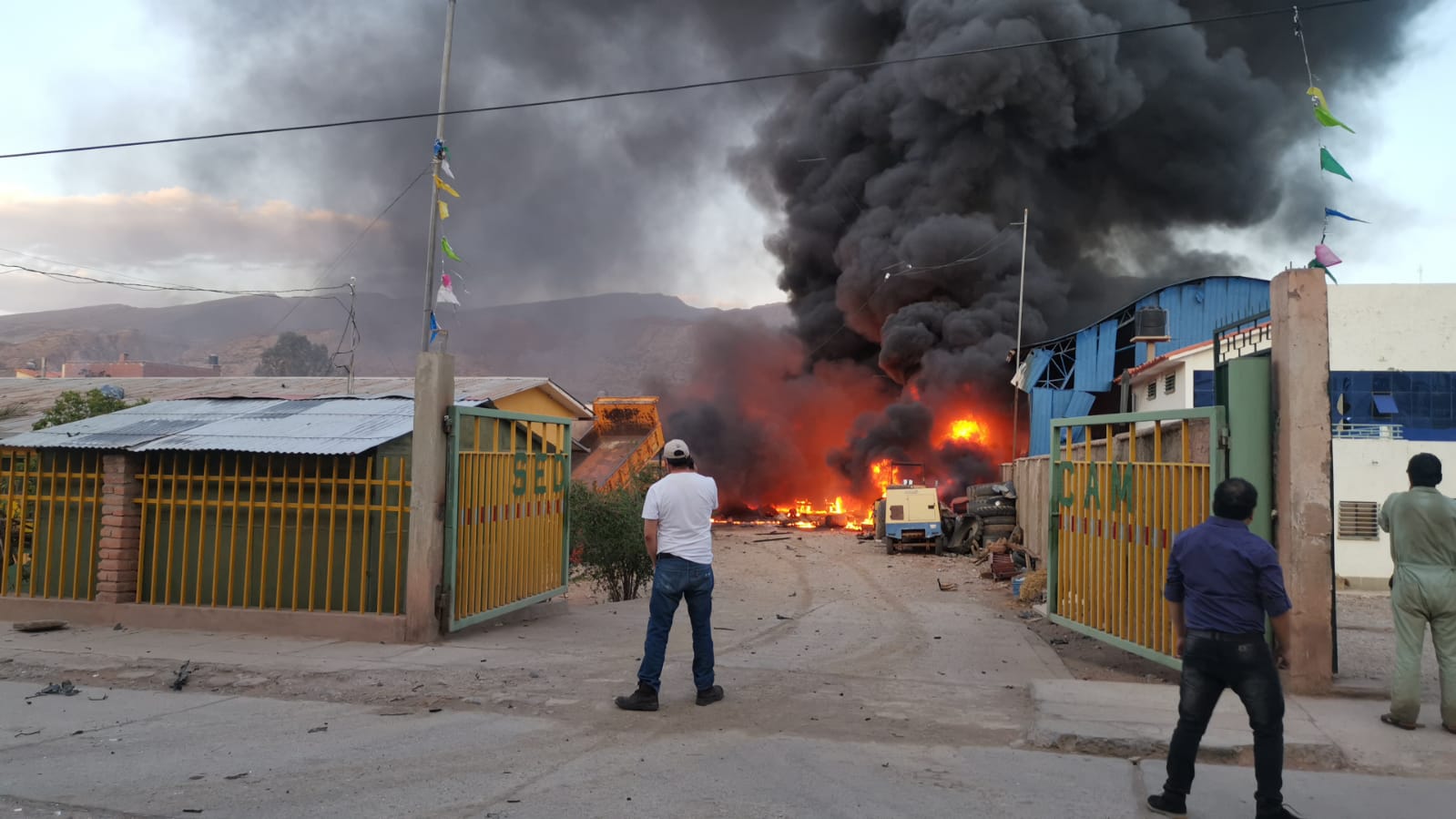 Incendio y 2 explosiones conmocionan a Camargo