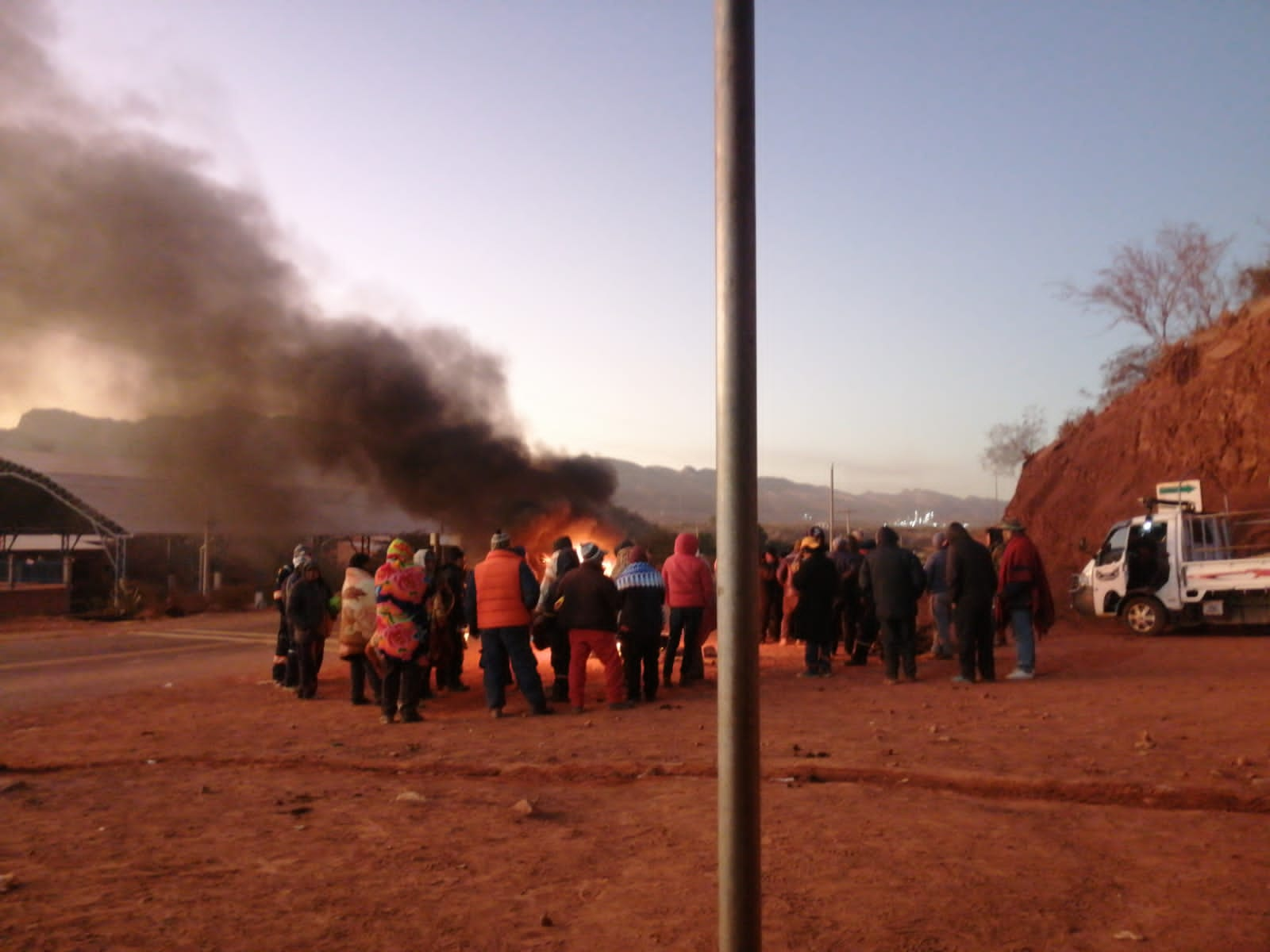  Levantan bloqueo por carretera, pero conflicto de tres municipios continúa