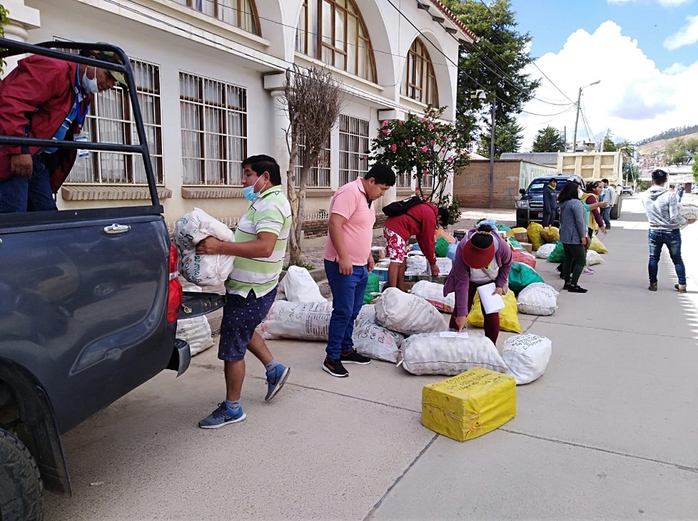 Llegan encomiendas a Sucre para estudiantes universitarios de los Cintis